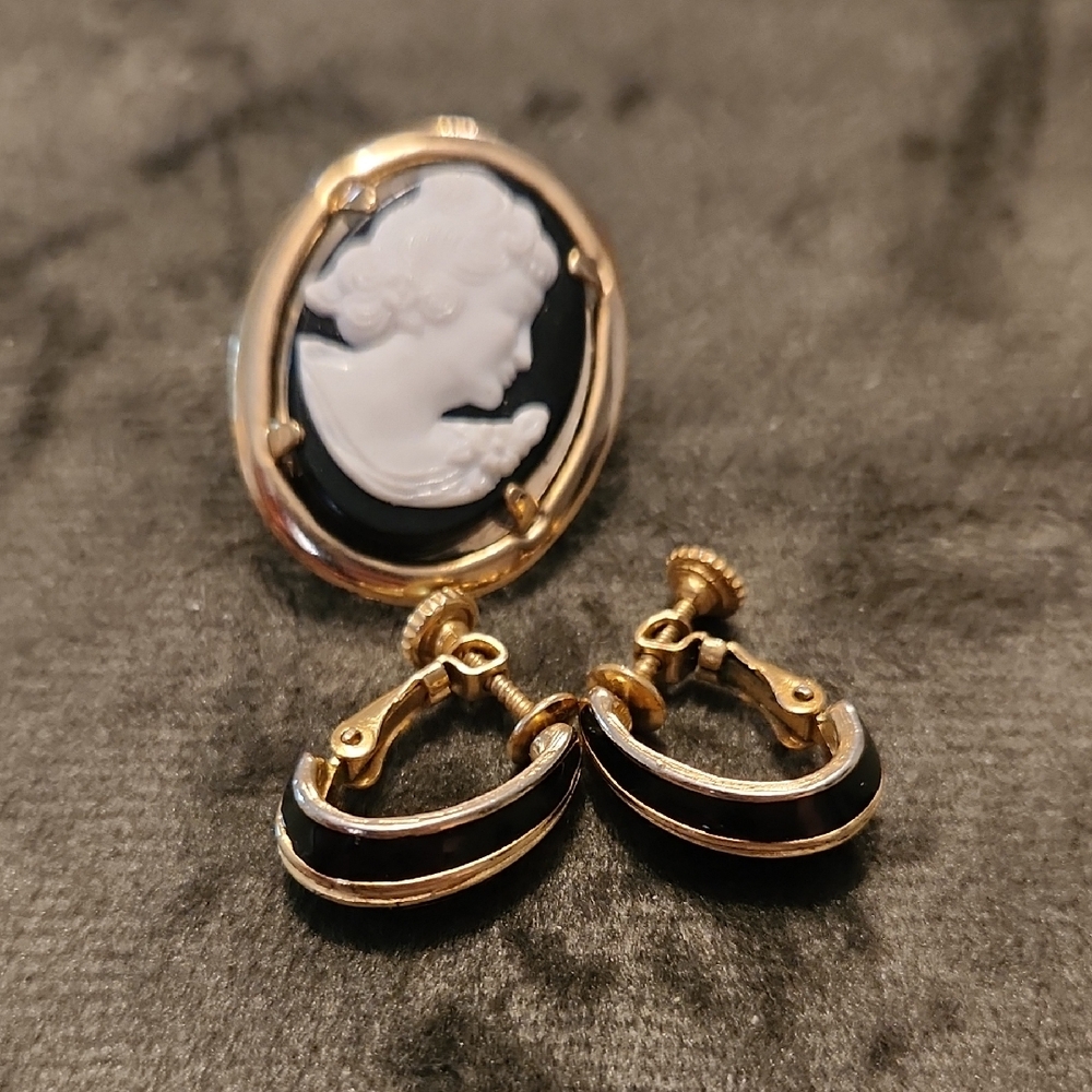 Elegant Gold and Black Cameo Jewelry Set
